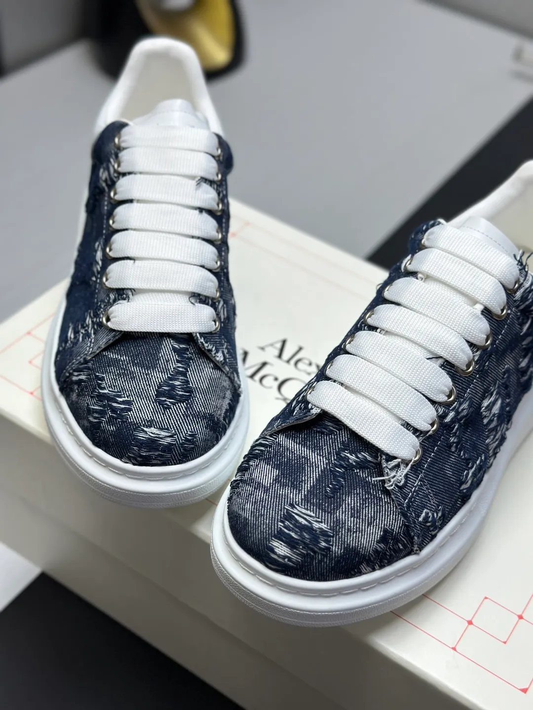 👟👟Ex-factory price 600👟👟 (🥇Top version produced in Dongguan🥇) A new upgrade of the classic McQueen white shoes. This upgrade of McQueen, which has been done for 4 consecutive years, will definitely bring you the most cost-effective ALEXANDER MCQUEEN classic in the market. If you are not confident about the quality of such a classic and world-destroying model, there is really no need to put it on the table🔙.  Purchased original version from HK counter, various demolitions.  All kinds of PKs are welcome💥.  (Anyone who has the original version at the stall is welcome🆚) The thick sole perfectly increases the elongated visual effect. The most perfect proportion of the shoe body is this last shape. The logo font on the rear tail is printed in small fonts. The logo on the foot is made of genuine leather with air-pressed colorless process. We will always update the color with the counter. 🔘Upper: genuine customized environmentally friendly full-grain cowhide 🔘Inner lining: imported mixed sheepskin (the genuine product is also sheepskin, not the cheap cowhide on the market) 🔘Sole: Exclusive molded TPU➕rubber injection molded layered outsole, (purple tail, pink tail, red tail, burgundy tail, rose gold tail sequin series, Velcro men's model needs to be customized, non-returnable) 🔘Code number 34-44 (women's size 34.40 is custom-made).